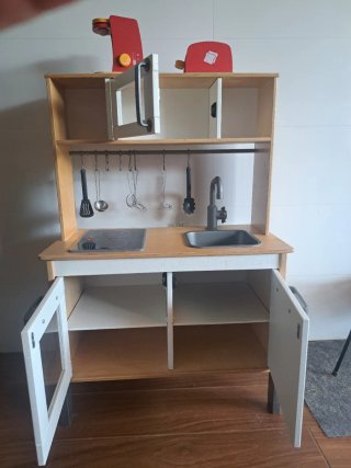 Cocinita de juguete con accesorios