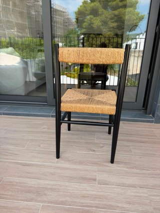 Silla de madera y ratán negra