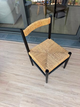 Silla de madera y ratán negra