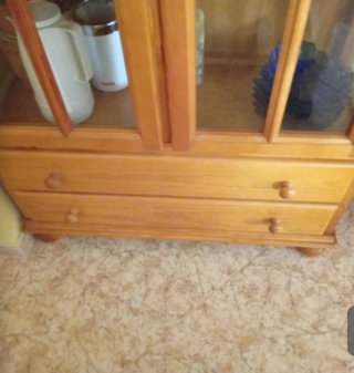 Vitrina de salón de madera y cristal