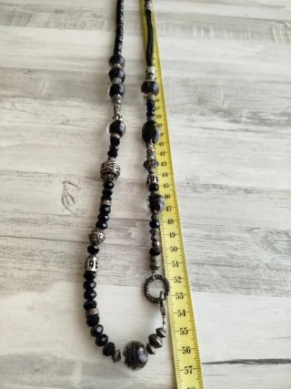 Collar largo negro y plateado con abalorios