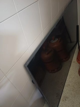TV 75 para piezas, pantalla rota
