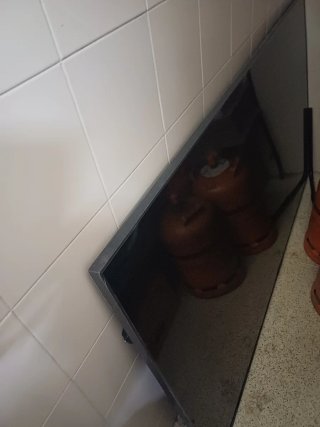 TV 75 para piezas, pantalla rota