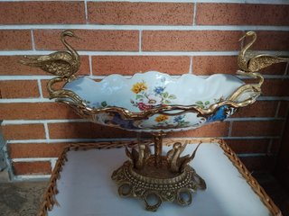 Sin marca.  Frutero Porcelana Latón Cisnes Años 60