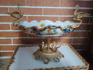 Sin marca.  Frutero Porcelana Latón Cisnes Años 60