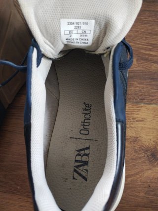 Zapatos deportivos azules y blancos