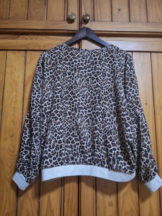 Cazadora moderna estampado leopardo