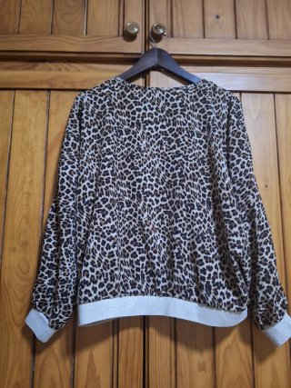 Cazadora moderna estampado leopardo