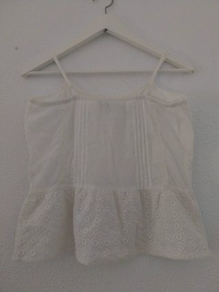 Blusa blanca con encaje y botones ( solo efectivo)