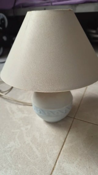 Lámpara de mesa tela y plástico