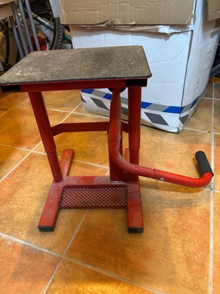 Elevador para moto off-road rojo