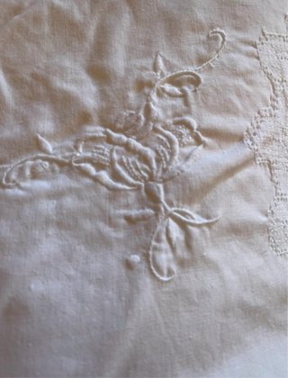 Tovaglia ricamata con pizzo per 12