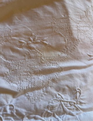 Tovaglia ricamata con pizzo per 12