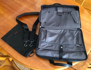 Maletín Tumi Piel Negro Elegante