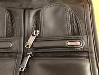 Maletín Tumi Piel Negro Elegante