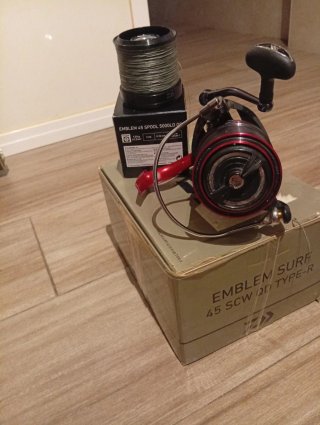Carrete Daiwa Emblem Surf 45 Tiper R y luz ledlens