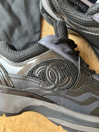 Sneakers Chanel Runners in Nero e Grigio