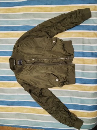 Chaqueta Bomber Bershka Verde Militar Talla M