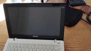 Mini portátil Asus blanco - No funciona