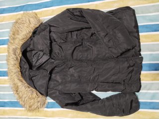 Abrigo negro con capucha y pelo