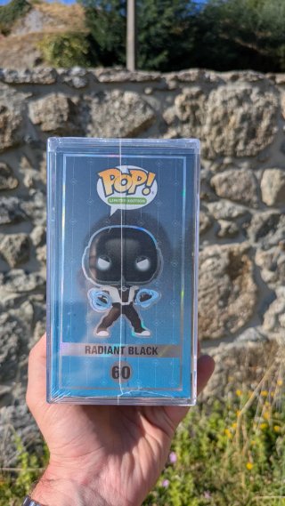 Funko Pop! Radiant Black (Glow) c/ Protector