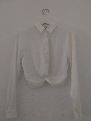 Blusa blanca manga larga con nudo ( solo efectivo)