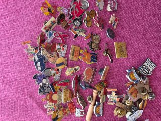 Lote 2kg Monedas y 60 Pins