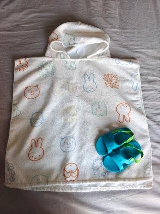Poncho piscina + chanclas T. 21-22