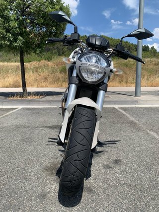 Ducati Monster 696 Blanco Perla