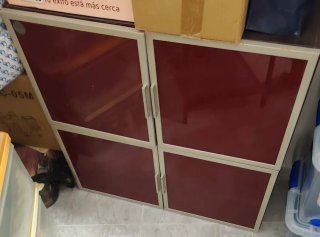Mueble con puertas rojas y plateadas