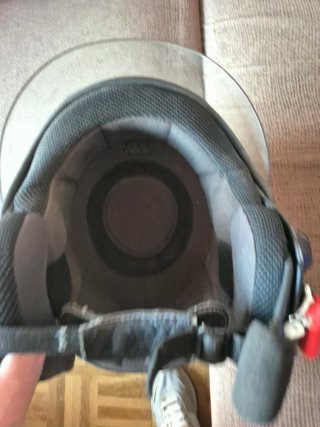Casco de moto negro con visera
