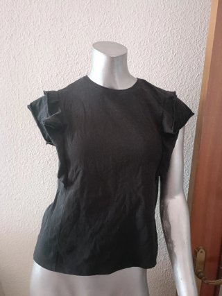 Camiseta negra manga corta con volante