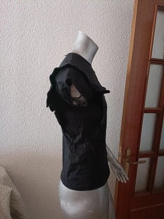 Camiseta negra manga corta con volante