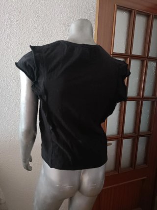 Camiseta negra manga corta con volante