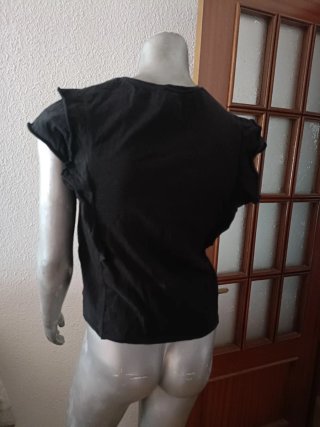 Camiseta negra manga corta con volante