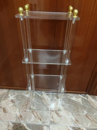 Repisa de metacrilato.