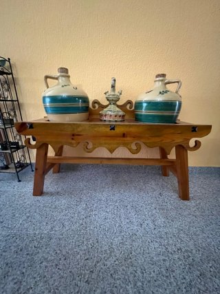 Cantareras de madera maciza con cántaros y porrón