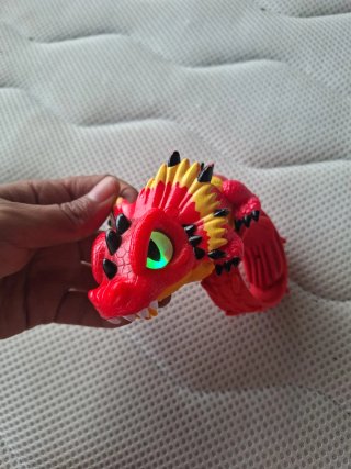 Juguete dragón rojo con anillo
