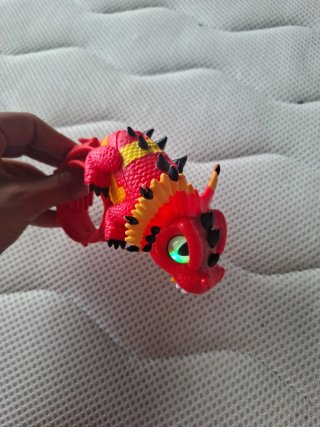 Juguete dragón rojo con anillo