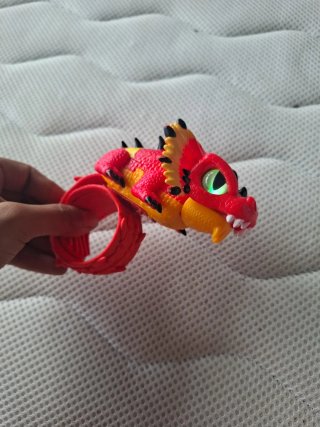 Juguete dragón rojo con anillo
