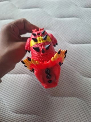 Juguete dragón rojo con anillo