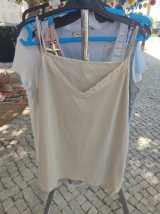 Top de alças bege com renda