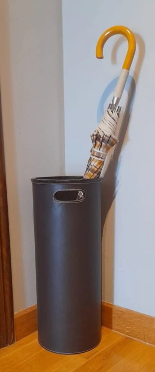 Elegante paragüero de cuero sintético