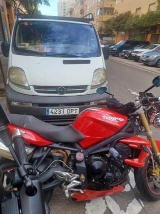 Triumph Street Triple Roja con Baúl.