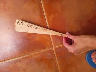 Abanico de madera calada