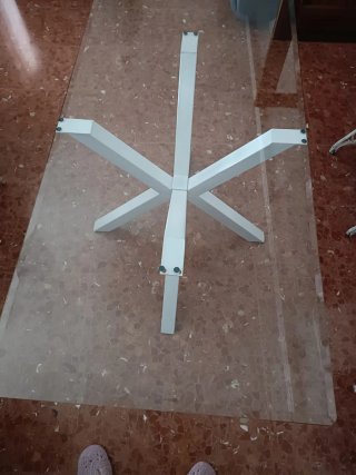 Mesa de comedor cristal y patas blancas