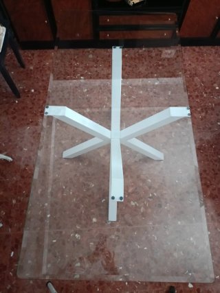 Mesa de comedor cristal y patas blancas