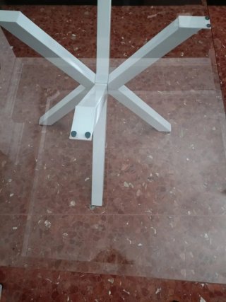 Mesa de comedor cristal y patas blancas