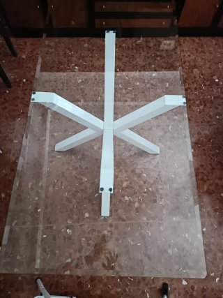 Mesa de comedor cristal y patas blancas