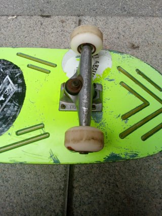 Skate verde ruedas casi nuevas